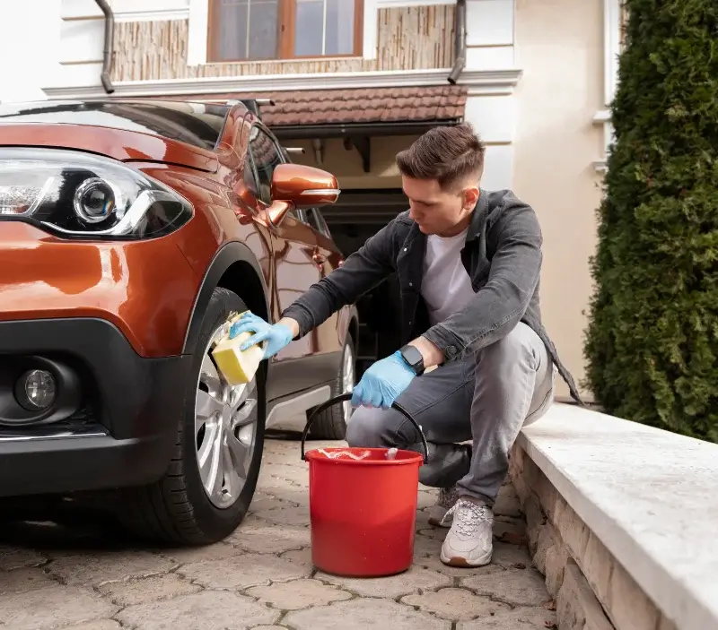 Lavage auto à domicile Pont-de-Poitte : professionnel intervenant sur un véhicule